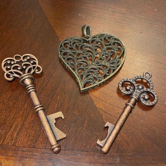 Copper oxidised filigree key heart charms/pendants - Picture 1 of 14
